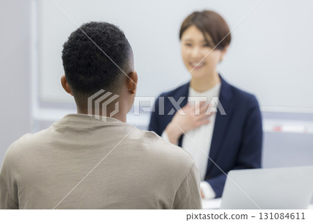 一名女子向一名外國男子解釋 一名女子向一名外國男子解釋 131084611