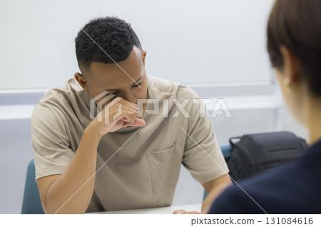 A woman explaining to a foreign man 131084616