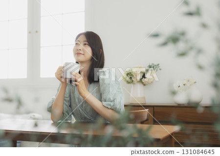 一個女人喝咖啡 131084645