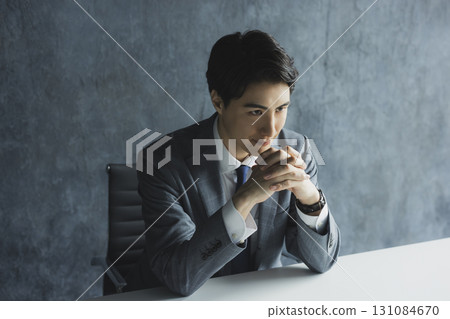 坐在椅子上的西裝男 坐在椅子上的西裝男 131084670