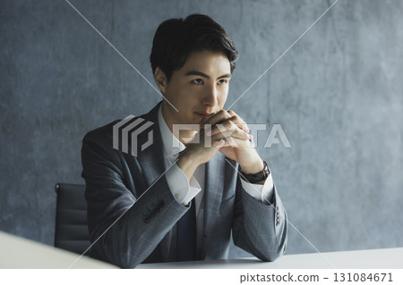 坐在椅子上的西裝男 坐在椅子上的西裝男 131084671