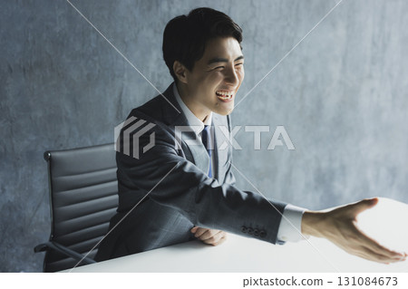 坐在椅子上的西裝男 131084673