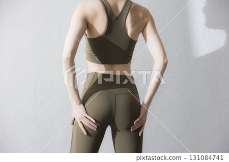 一個穿著訓練服伸展的女人 131084741