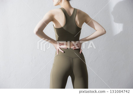 一個穿著訓練服伸展的女人 131084742
