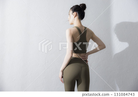 一個穿著訓練服伸展的女人 131084743