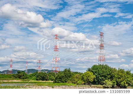 矗立於大阪府高槻市淀川河畔的鐵塔 矗立於大阪府高槻市淀川河畔的鐵塔 131085599
