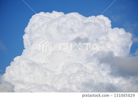 美麗蓬鬆的雲朵背景 美麗蓬鬆的雲朵背景 131085829