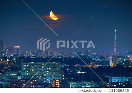 神奈川縣川崎市多摩區、東京狛江市以及東京市中心的夜景，月亮正在升起（殘月） 131086266