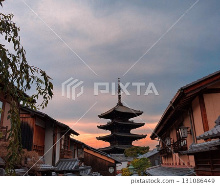 Yasaka Pagoda at dusk. 131086449