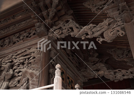 長野縣茅野市的三輪神社，以龍雕塑裝飾 131086546