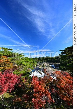 色彩繽紛的秋葉和索吉瀑布 131086664