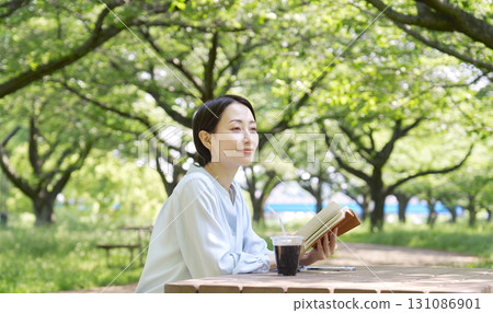 戶外讀書的女人 131086901