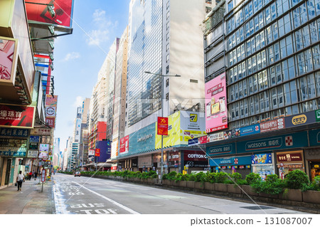 清晨的香港主要街道彌敦道 清晨的香港主要街道彌敦道 131087007