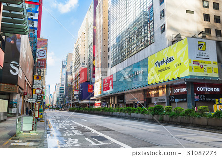 清晨的香港主要街道彌敦道 131087273