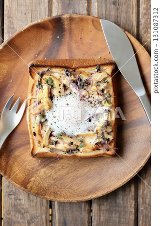 吐司配雞肉沙拉 131087312