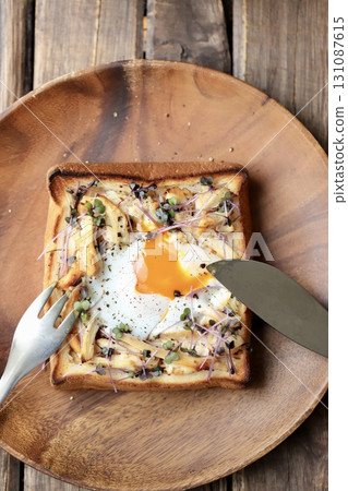 雞肉沙拉佐吐司和流質蛋 131087615