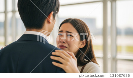 情侶在機場傷心地分別，越抱越遠 131087626