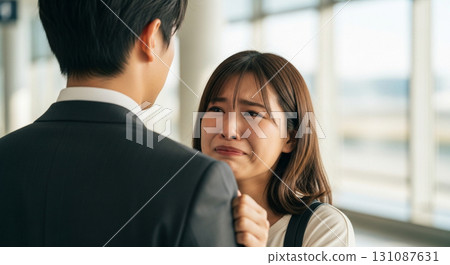 情侶在機場傷心地分別，越抱越遠 131087631