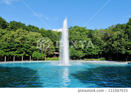 千歲青葉公園：清澈的噴泉噴向藍天 131087635