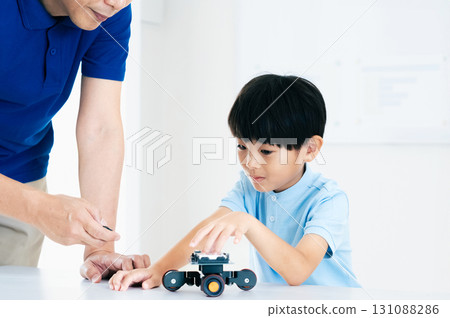 男孩玩機器人 131088286
