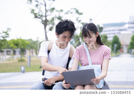 大學生看電腦 131088455