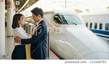 新幹線上，一對男女依依不捨地告別。兩人越緊緊擁抱，卻又越疏遠。 131088701