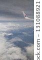 從馬來西亞航空飛機內部看到的機翼和雲層 131088921