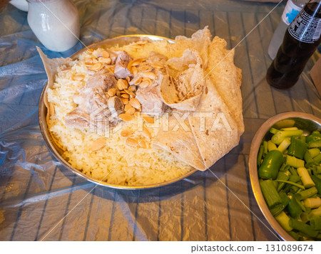 [約旦] 曼薩夫（Mansaf）是一道用羊肉、米飯和發酵乳製成的傳統菜餚，在首都安曼的一家餐廳供應 131089674