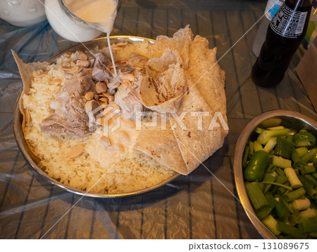 [約旦] 曼薩夫（Mansaf）是一道用羊肉、米飯和發酵乳製成的傳統菜餚，在首都安曼的一家餐廳供應 131089675