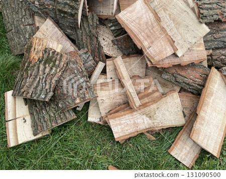 Chopping of oak firewood logs 131090500