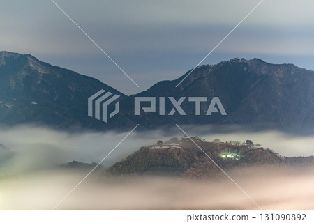 兵庫縣：夜晚雲海漂浮的竹田城遺址 131090892