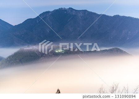 Hyogo Prefecture: Takeda Castle ruins floating in a sea of clouds at night 131090894