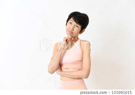 一位身穿運動服的中年婦女憂心忡忡 一位身穿運動服的中年婦女憂心忡忡 131091015