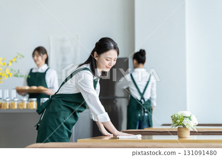 一位年輕的女售貨員準備開一家咖啡館 131091480
