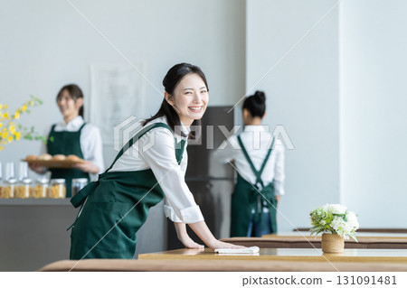 一位年輕的女售貨員準備開一家咖啡館 一位年輕的女售貨員準備開一家咖啡館 131091481