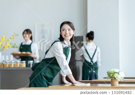 一位年輕的女售貨員準備開一家咖啡館 一位年輕的女售貨員準備開一家咖啡館 131091482