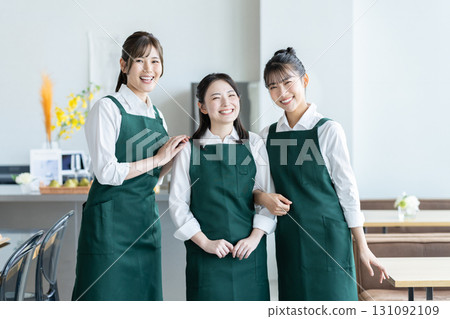 在咖啡館工作的年輕女員工 131092109