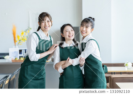 在咖啡館工作的年輕女員工 131092110