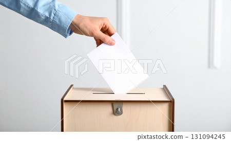 投票箱和象徵選舉投票的手的特寫 131094245