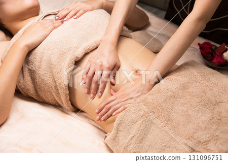 一位年輕的亞洲女性正在接受腹部油按摩。 131096751