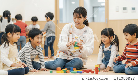 幼兒園老師和孩子們在室內玩積木 131096888