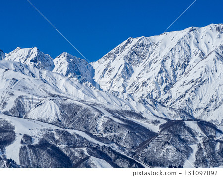 長野縣白馬村晴朗的天空和白雪皚皚的北阿爾卑斯山 長野縣白馬村晴朗的天空和白雪皚皚的北阿爾卑斯山 131097092