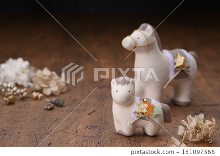 可愛的馬父母與孩子（馬年十二生肖的形象） 131097368