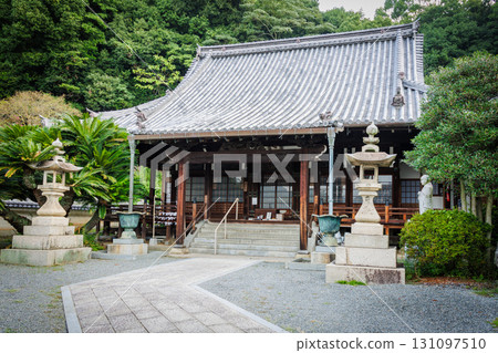 A temple adjacent to Takehara's old townscape 131097510