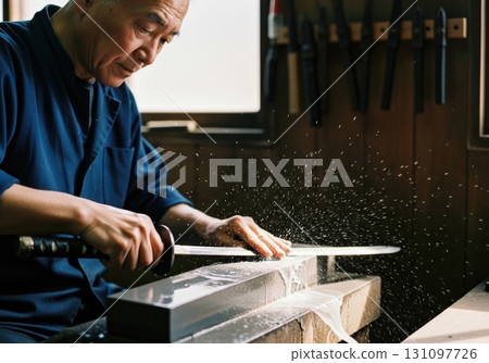 一位技藝精湛的工匠正在拋光劍的肖像 131097726