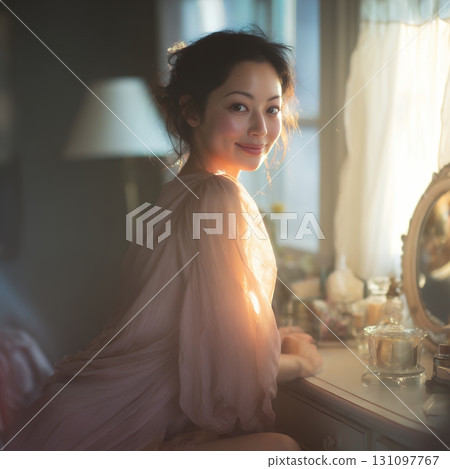 一位時尚美麗的日本女性在窗邊休息（方形照片） 131097767