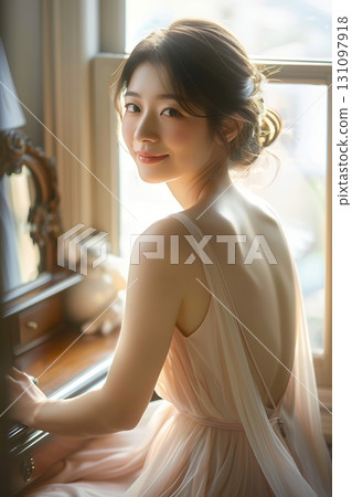 一位時尚美麗的日本女性在窗邊休息（豎圖） 131097918