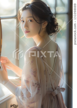 一位時尚美麗的日本女性在窗邊休息（豎圖） 131098089
