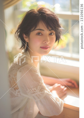 一位時尚美麗的日本女性在窗邊休息（豎圖） 131098136