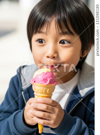 一個男孩美味地吃著冰淇淋 一個男孩美味地吃著冰淇淋 131098180